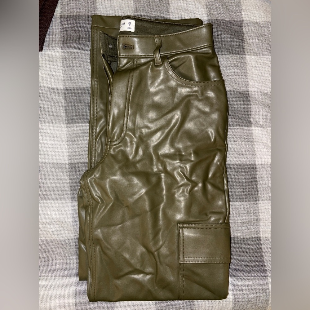 Abercrombie & Fitch - The 90s Relaxed Fit Pants - High Rise
Size 28